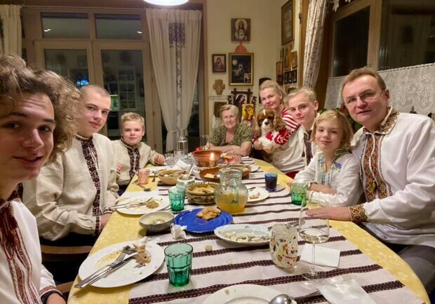 Мер Львова розповів, де зараз перебувають його дружина та п'ятеро синів. 