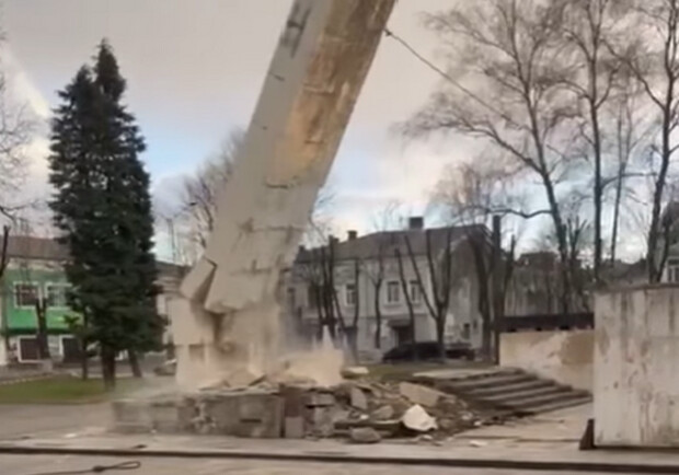 У центрі Стрия демонтували радянську стелу – відео. 
