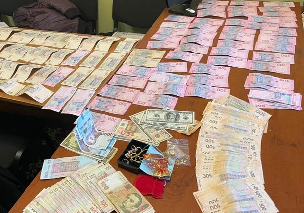Посадовця Львівської залізниці затримали на хабарі 