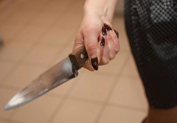 27-річна львів'янка штрикнула ножем у шию 32-річного гостя 