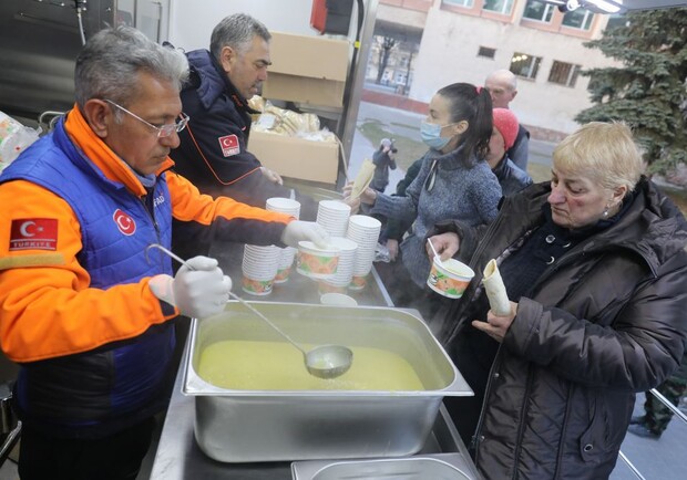 Турецькі кухарі готують безкоштовні обіди для переселенців у Шевченківському районі Львова. 