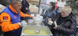 Турецькі кухарі готують безкоштовні обіди для переселенців у Шевченківському районі Львова