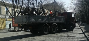 З центру Одеси прибирають протитанкові їжаки