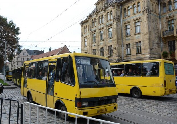 Львівський громадський транспорт відновлює роботу після ракетних ударів. 