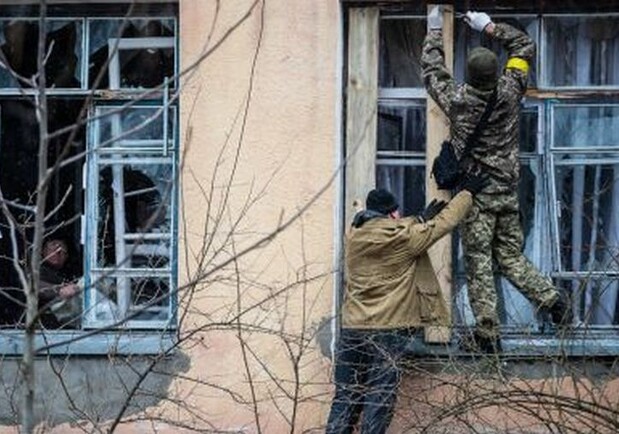 Вибухи у Львові: в готелі з евакуйованими українцями вибило вікна. 