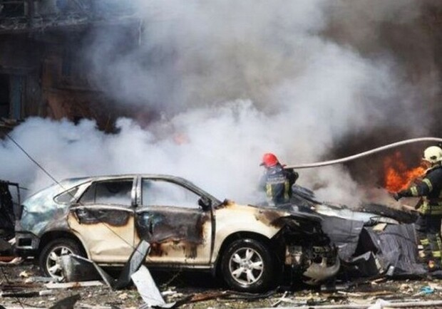 Внаслідок ракетних обстрілів у Львові розтрощено близько 40 автомобілів. 