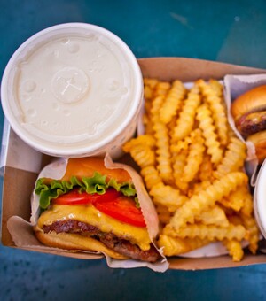 Отримай відповідь: як під час війни працюють служби доставки їжі в Одесі