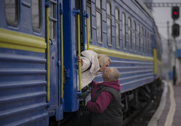 Скільки людей евакуювали за кордон потягами Укрзалізниці з початку війни 