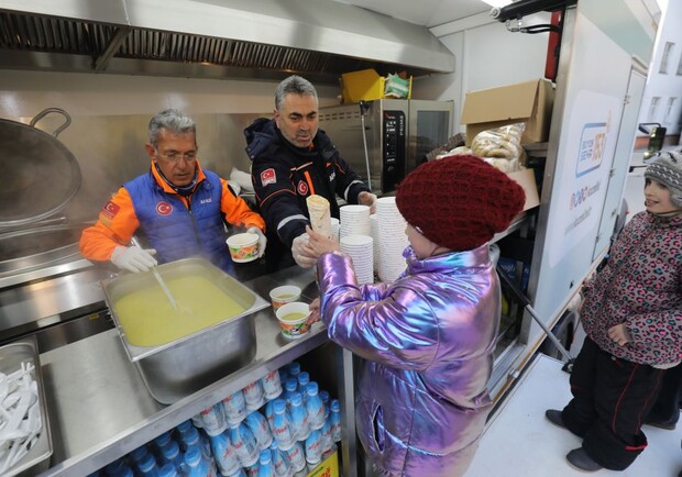 Безкоштовно: біля залізничного вокзалу у Львові відкрили мобільну кухню з обідами для переселенців. 