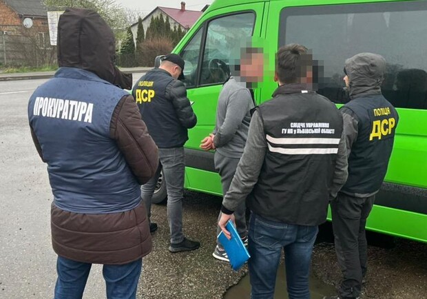 На Львівщини викрили дві схеми переправлення чоловіків за кордон 