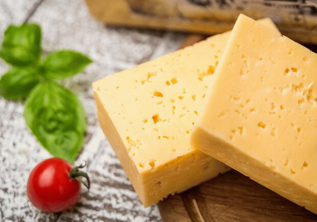 На ринку у Львові чоловік викрав сиру на 12 тисяч гривень 