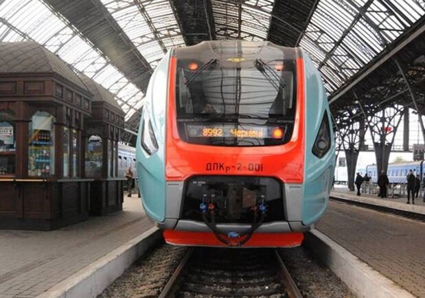 Укрзалізниця тимчасово скасувала популярний потяг зі Львова у Чернівці. 