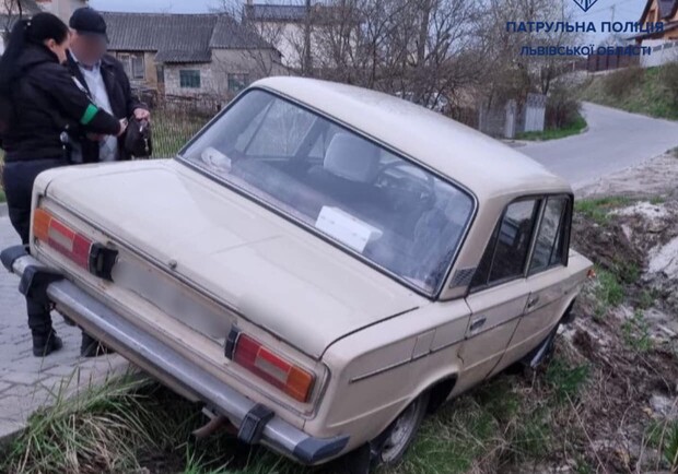 Неподалік блокпоста біля Львова п’яний водій злетів у кювет 