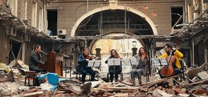 У розбомбленному Палаці Праці: 