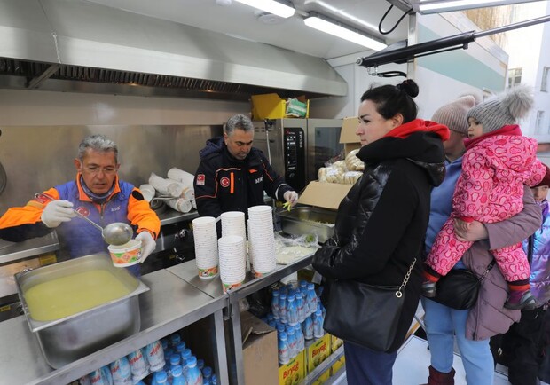 На Сихові турецькі кухарі готують безкоштовну їжу для переселенців 