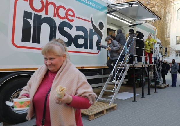 Безкоштовні обіди у Львові: мобільна кухня для переселенців знову їде на Сихів. 