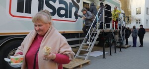 Безкоштовні обіди у Львові: мобільна кухня для переселенців знову їде на Сихів