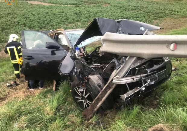Біля Львова автомобіль врізався у відбійник – водія деблокували рятувальники. 