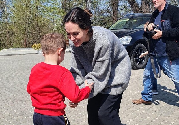 Анджеліна Джолі відвідала дітей-переселенців у Бориславі 