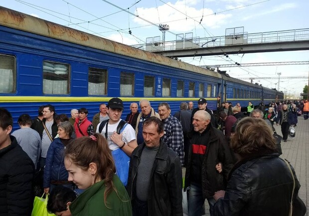 Укрзалізниця оголосила про затримки поїздів через вчорашні ракетні обстріли 