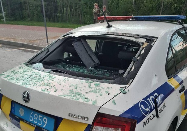 У Львові уламок ворожої ракети потрапив у поліцейське авто 