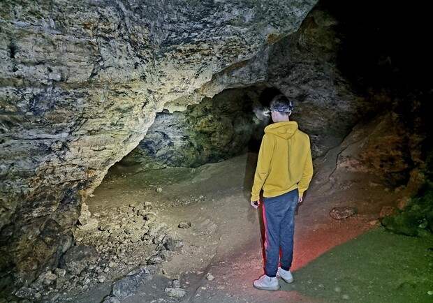 Львівські диґери зсередини показали Медову печеру 