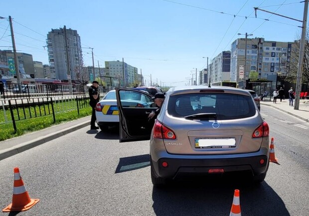 На Сихові автомобіль збив чоловіка 