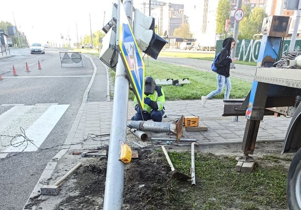 У Львові на Сихові автомобіль зніс світлофор 