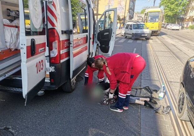 На Хмельницького у Львові автомобіль збив двох жінок – фото з місця ДТП. 