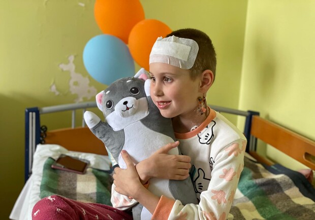 У львівській лікарні врятували 9-річну Софійку, якій крізь мозок пройшов уламок касетного снаряду 