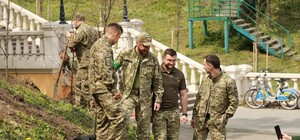 На схилах Дніпра у Києві з'явилася алея на честь героїзму українських військових