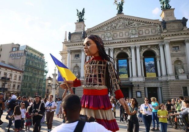 Світовий символ дітей-біженців: до Львова привезли 3,5-метрову ляльку Амаль 