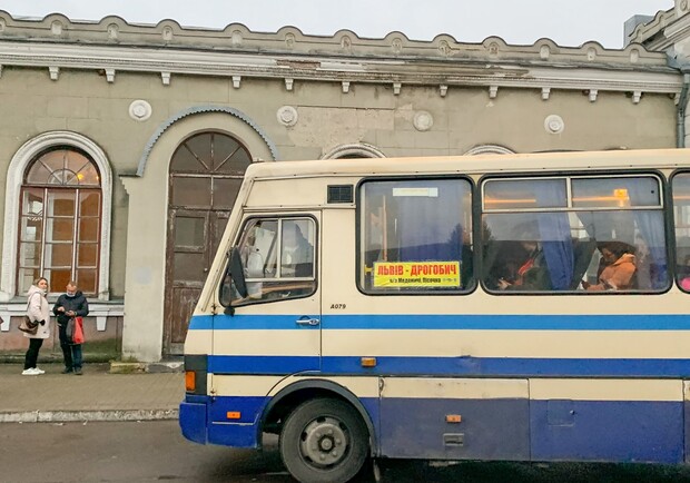 На Львівщині знову подорожчав проїзд у автобусах. 