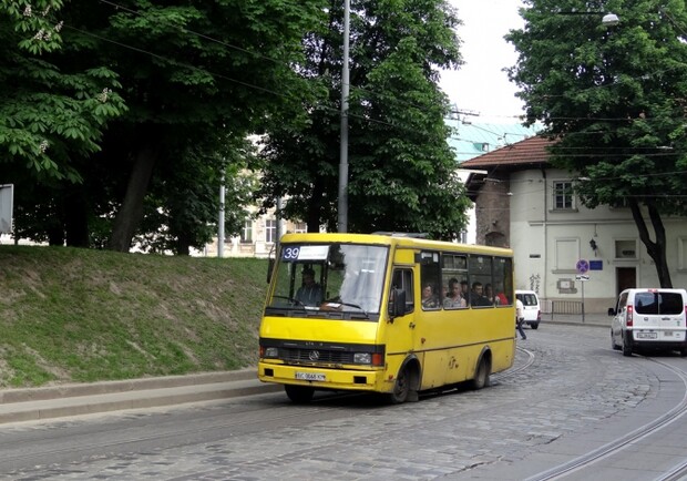 Через дефіцит пального у Львові не курсує декілька маршруток — перелік 