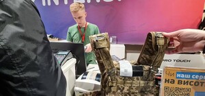 Мережу гіпермаркетів звинуватили у продажі волонтерських бронежилетів