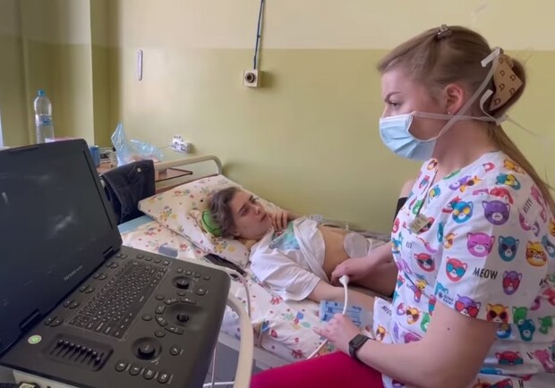 Львівські лікарі рятують дівчинку, яка постраджала від російських касетних бомб 