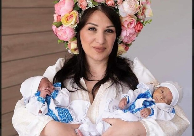 У львівському пологовому немовлят одягнули у перші вишиванки 