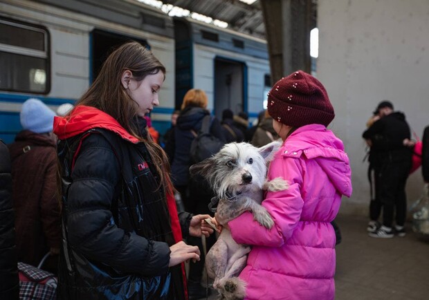 Евакуйовані українці можуть отримати грошові виплати від держави на вокзалі у Львові 