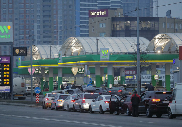 Постою в черзі за бензином: українці почали пропонувати незвичайні послуги. 