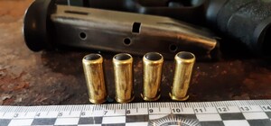 Одеситка знайшла на смітнику пістолет і випадково прострілила собі ногу