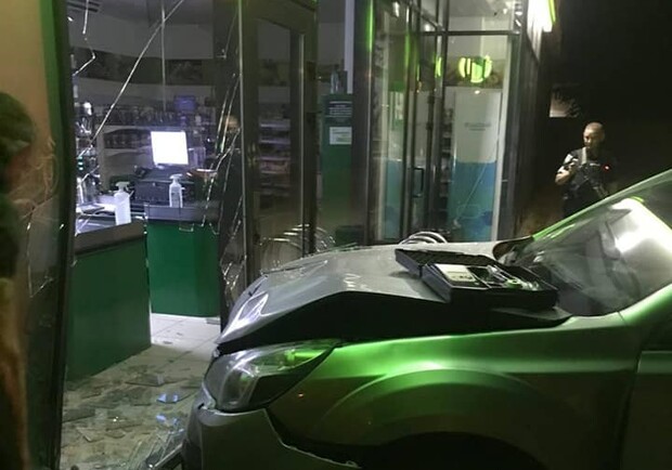 Вночі у Львові п’яний водій влетів у вітрину магазину 