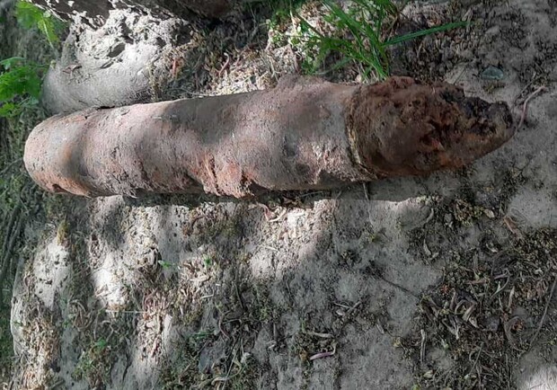 Біля школи у Львові знайшли снаряд 