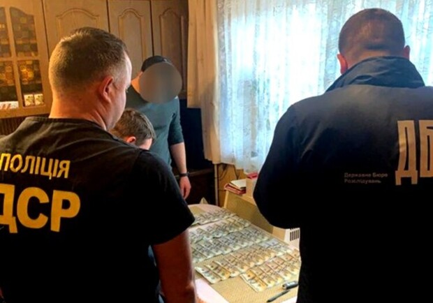 У Львові працівниці митниці та прикордонної служби організували схему втечі чоловіків за кордон 