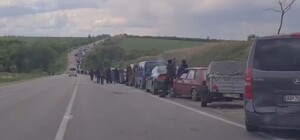 На блокпосту у Василівці залишаються заблокованими сотні автомобілів