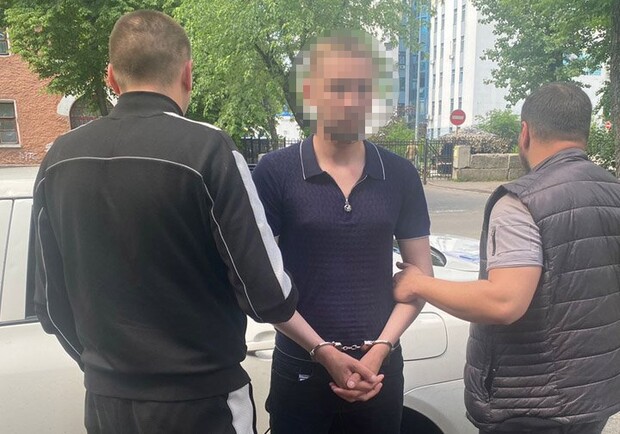 Львівські поліцейські затримали нападників, які увірвались в салон краси та підпалили його 