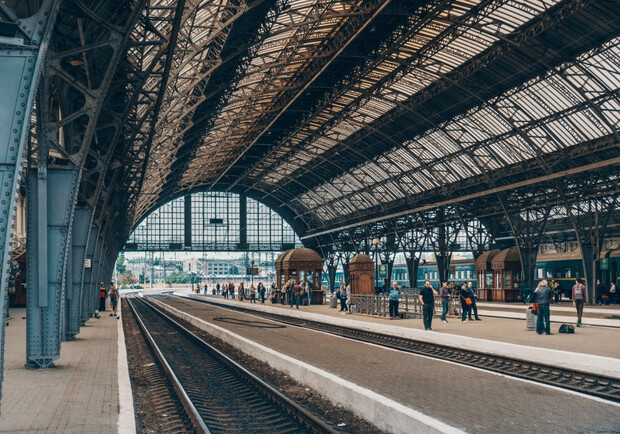 Укрзалізниця оголосила про затримку поїздів через ракетні удари по Львівщині 