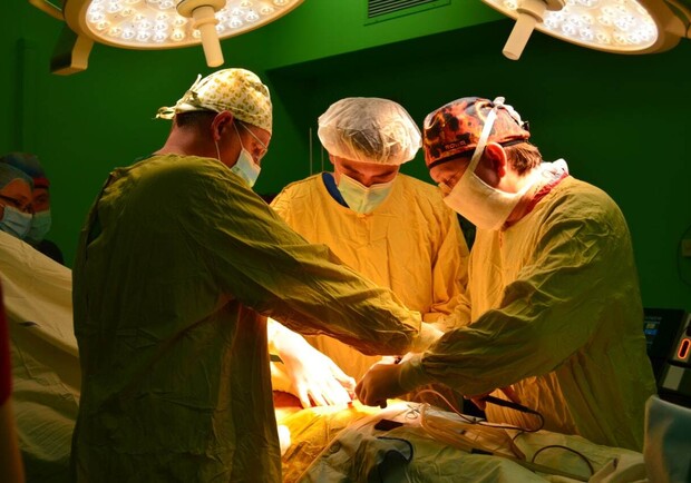 У Львові вперше провели неродинну трансплантацію нирки дитині. 