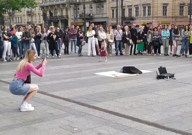 Як під час війни розважають публіку вуличні музиканти у Львові – відео. 