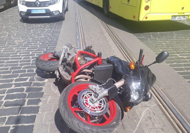 Внаслідок ДТП на Городоцькій госпіталізували водія мотоцикла 