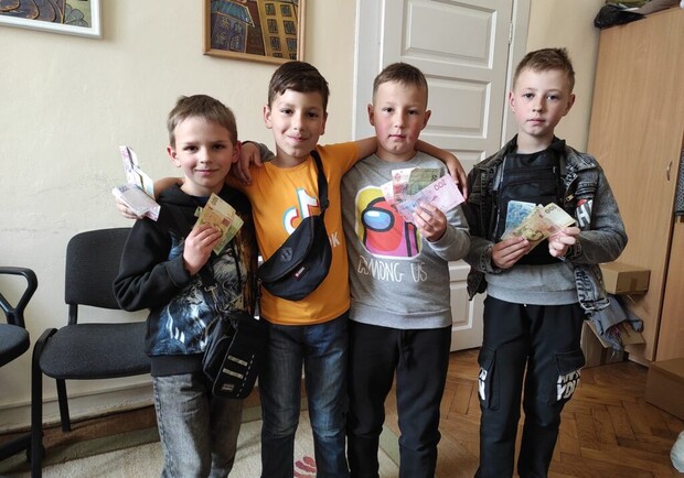 У Дрогобичі діти встановили блокпост і збирають гроші на ЗСУ з тих, хто не розмовляє українською. 